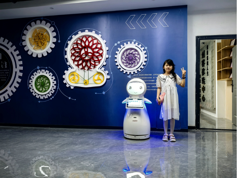 A new era of science popularization at ZhanLan Road Primary School: Snow robot leads a journey of smart science popularization！